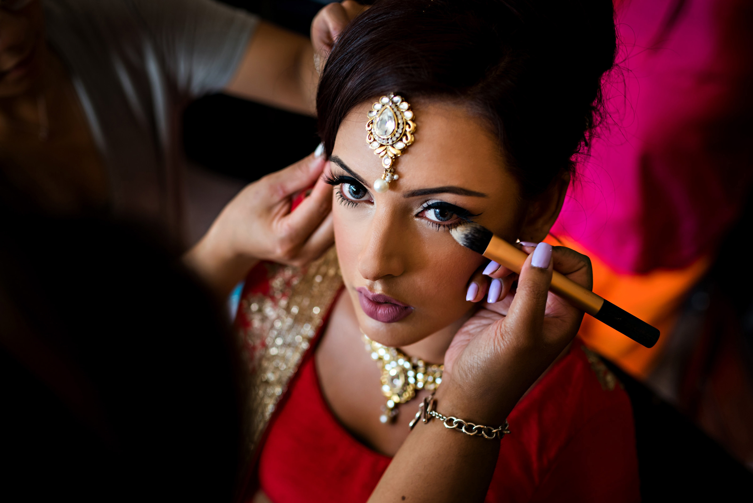 makeup-being-applied-to-bride-in-indian-wedding-attire-moore-photography_0